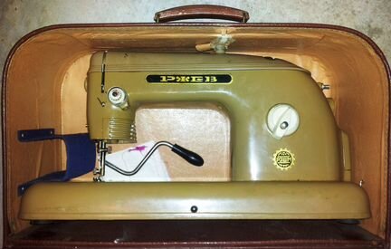 Швейная машинка Ржев в чемодане