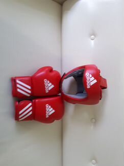 Шлем и перчатки боксёрские