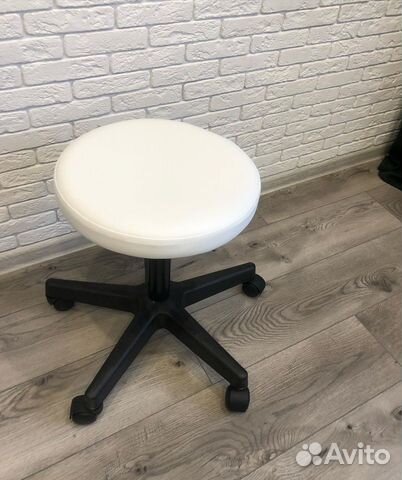 Стул на колесах