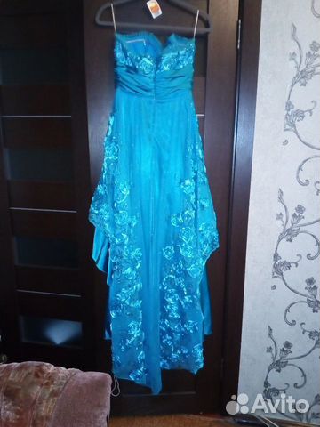 Вечернее платье с длинным шлейфом Вечернее платье с длинным шлейфом