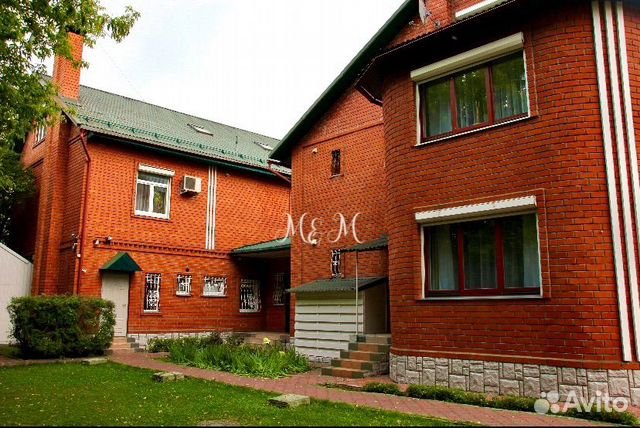 

Дом 923 м² на участке 18 сот.