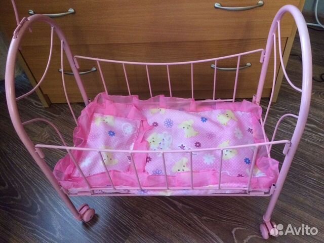 Кроватка с балдахином на колесиках + кукла Кроватка с балдахином на колесиках + кукла