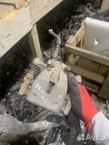 Задний левый суппорт Тойота Авенсис T25