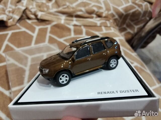 Машина модель Renault Duster коричневая
