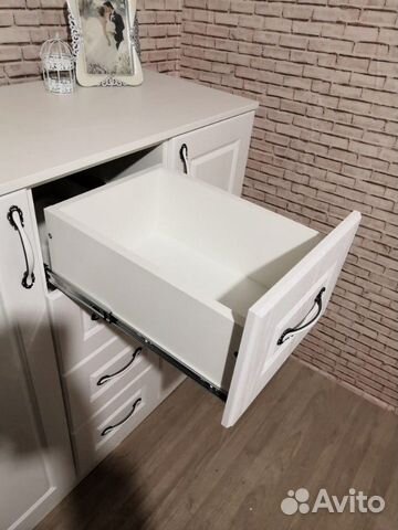 Новый вместительный комод белый