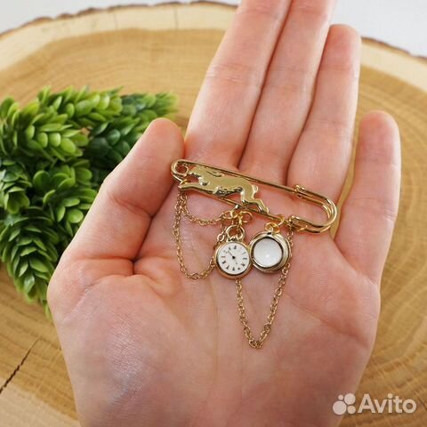 Брошь Булавка золотистая Чаепитие с Кроликом Алиса Брошь Булавка золотистая Чаепитие с Кроликом Алиса