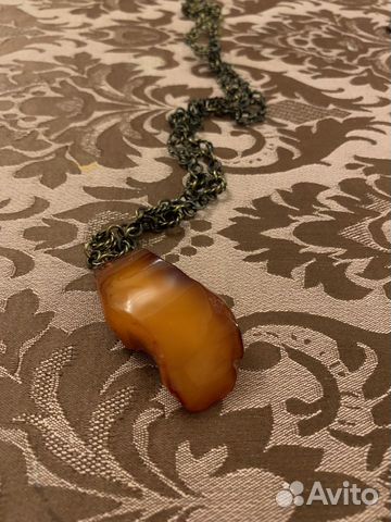 Кулон из натурального янтаря с цепочкой