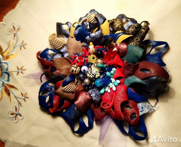 Кожаная брошь или заколка для волос