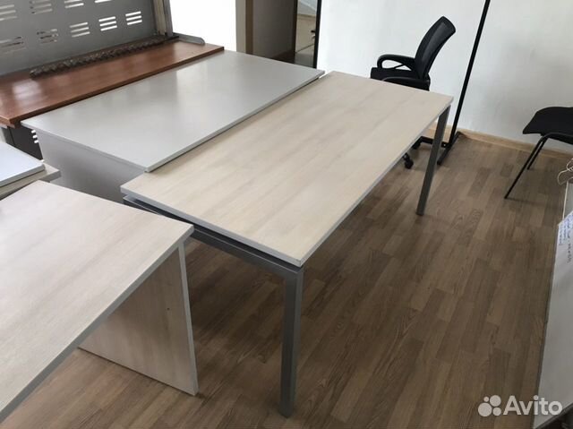 Стол офисный с тумпочкой на колесиках и перегородк Стол офисный с тумпочкой на колесиках и перегородк