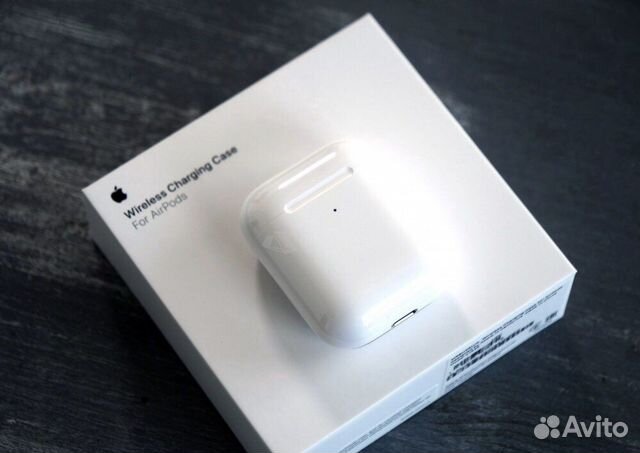 Кейс с беспроводной зарядкой AirPods (MR8U2RU/A)