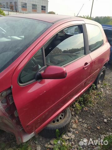 Левое боковое зеркало пежо 307 купе красное