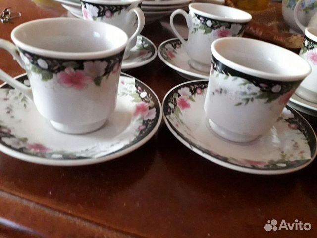 Кофейные чашки с блюдцами