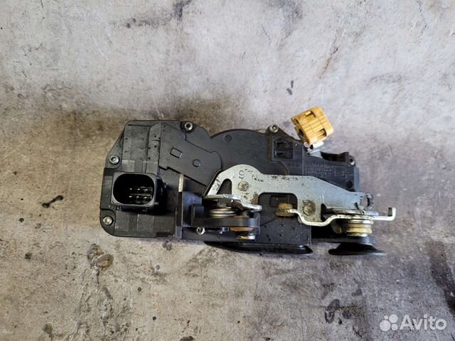 Замок задней левой двери Cadillac srx 1