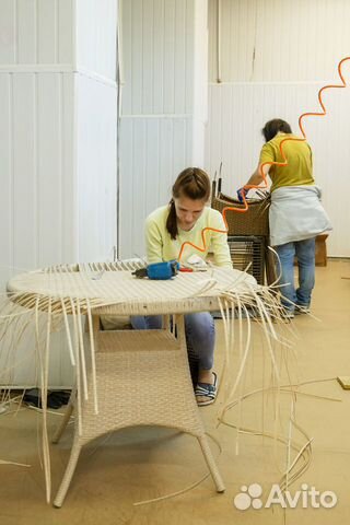 Плетельщики мебели из искусственного ротанга