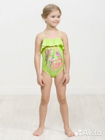 Купальник для девочек яблочный с попугаями (рост 1