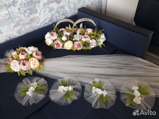 Персиково-пудровые свадебные украшения на машину