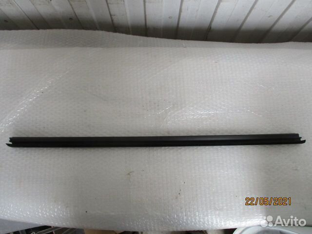 Уплотнитель стекла передней правой двери Polo c10г