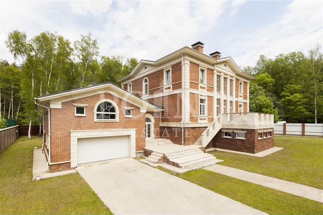 Дом 1100 м² на участке 33 сот.