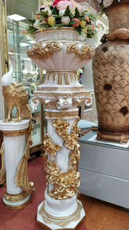 Вазы на колонах и Статуи