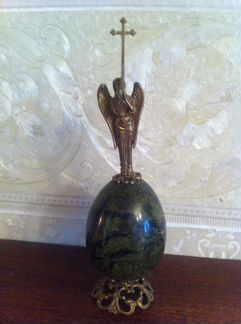 Пасхальное яйцо с ангелом змеевик