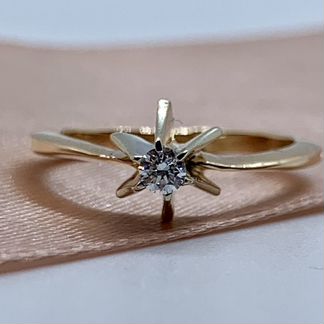 Золотое кольцо с бриллиантом