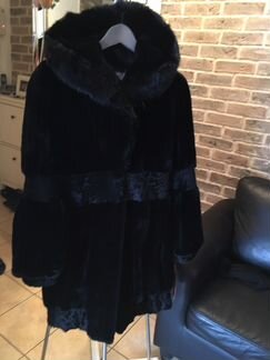 Шубка из натурального меха с капюшоном