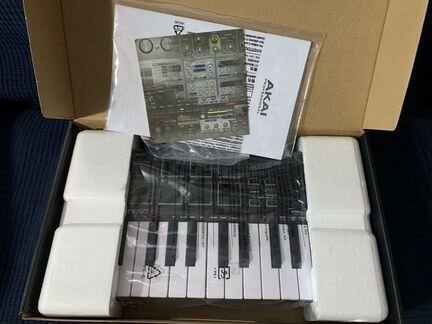 Midi контроллер Akai MPK mini play