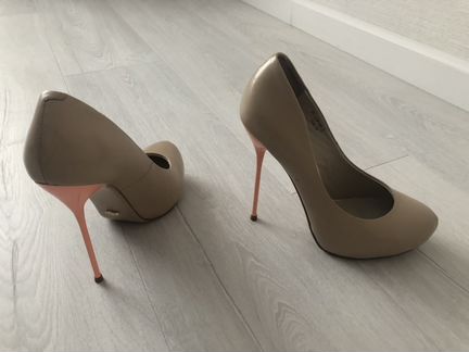 Бежевые туфли на шпильке