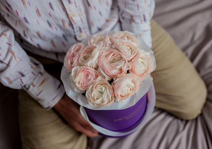 Ранункулюсы в шляпной коробке