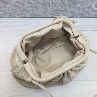Новая женская сумка Bottega Veneta Pouch бежевая