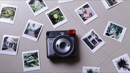 Фотограф с полароидом Instax SQ6
