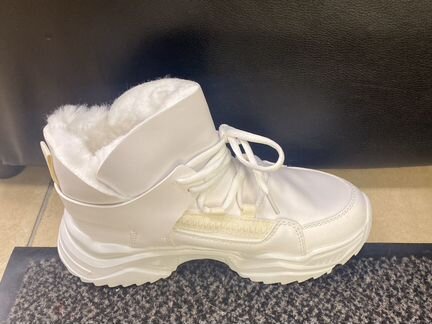 Женские кроссовки с мехом