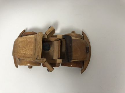 Модель автомобиля деревянная