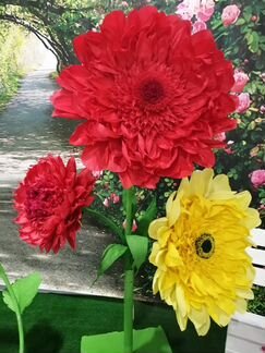 Ростовые цветы из гофро бумаги и оформлен.фотозон