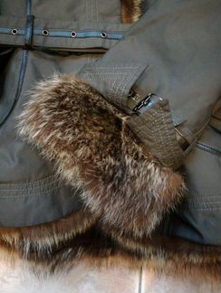 Куртка-парка с мехом енота женская