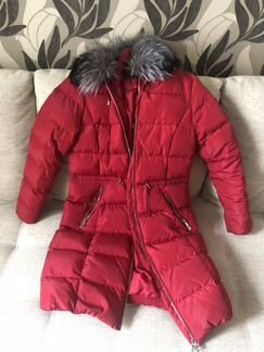 Красный пуховик с капюшоном