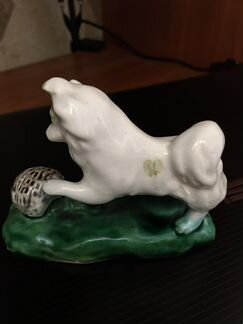 Фарфоровая статуэтка зик, Собачка играющая с ёжик