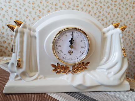 Часы кварцевые в керамической подставке