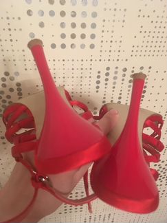 Красные босоножки на каблуке