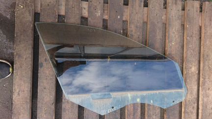 Стекло ф10 переднее правое бмв