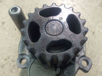 Помпа, насос Фольксваген 2.0 дизель, 038121031F