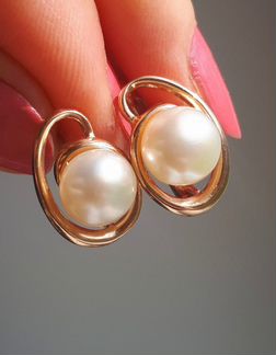 Золотые серьги с крупным жемчугом