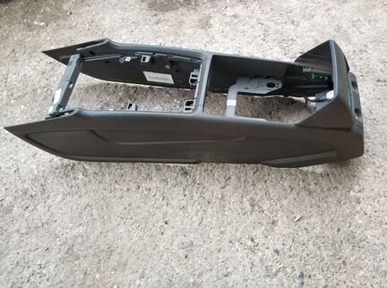 Консоль подлокотника Audi Q7