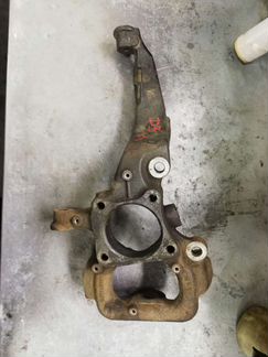 Кулак поворотный левый Дискавери 3, Спорт 1 2,7