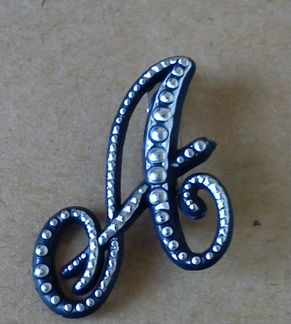 Брошь в виде буквы А