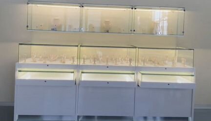 Витрины новые лаковые глянцевые с «каретками»