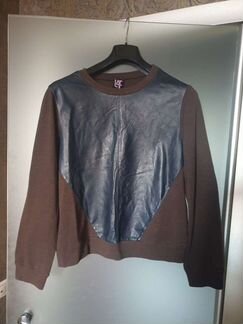 Свитер с кожаной вставкой