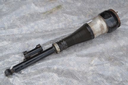 Задний левый амортизатор Mercedes W222