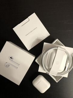 Коробка, кейс, кабель и левый наушник AirPods