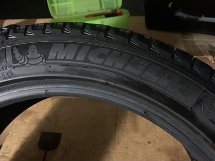 Зимняя нешипованная резина Michelin x-ice 225/45/1